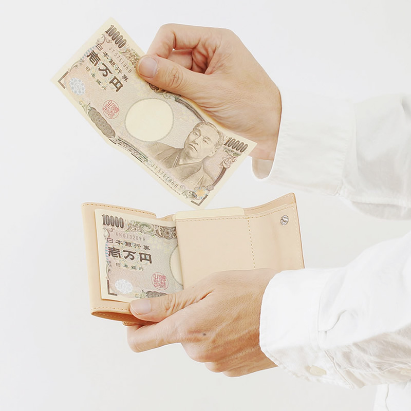 お札はしっかり挟み込む。見た目以上の安定感
