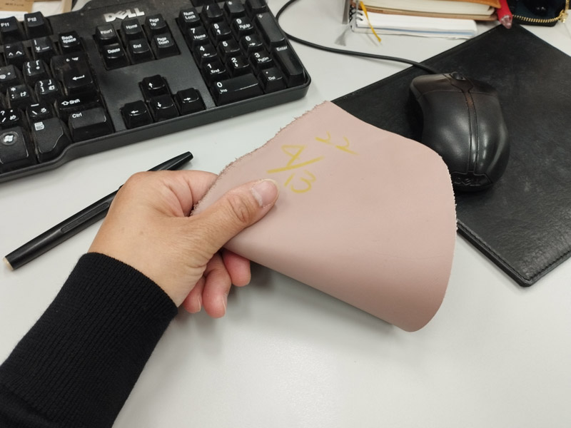 色の参考になった革の切れ端