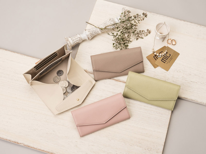 フラップが封筒型になりすっきりした印象になったギャルソン長財布