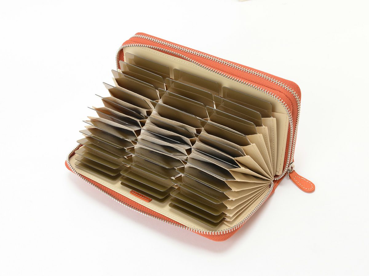 エンボス　Wラウンドファスナーマルチウォレット