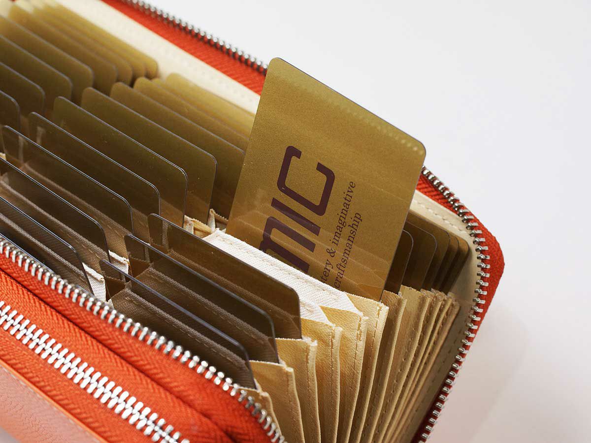 エンボス　Wラウンドファスナーマルチウォレット