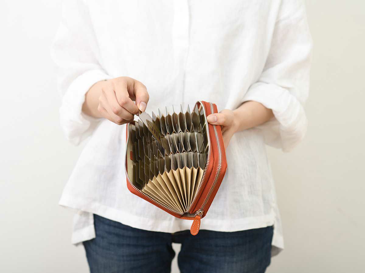 エンボス　Wラウンドファスナーマルチウォレット