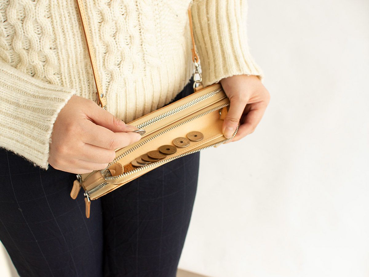 グレージングヌメ　マルチウォレット(ショルダーストラップ付)｜ベージュ