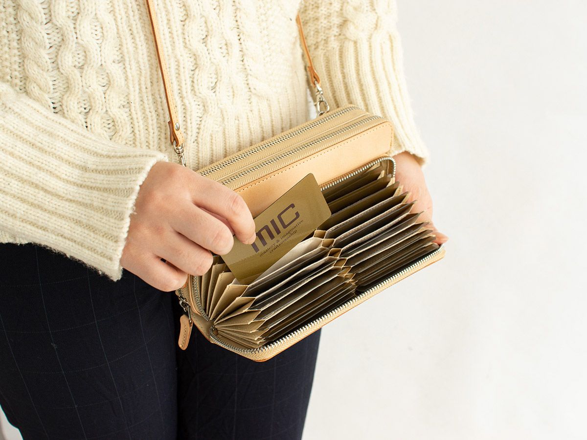 グレージングヌメ　マルチウォレット(ショルダーストラップ付)｜ベージュ