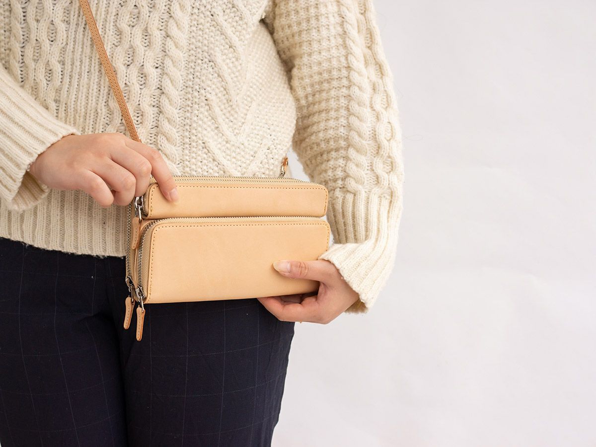 グレージングヌメ　マルチウォレット(ショルダーストラップ付)