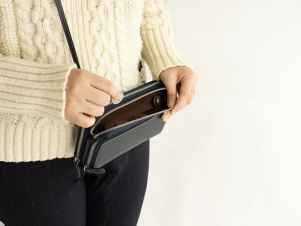 エンボス　マルチウォレット(ショルダーストラップ付き)