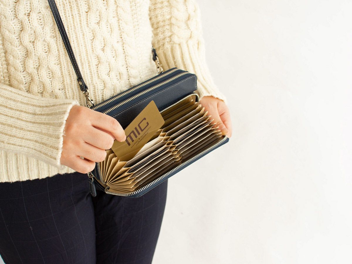 エンボス　マルチウォレット(ショルダーストラップ付き)