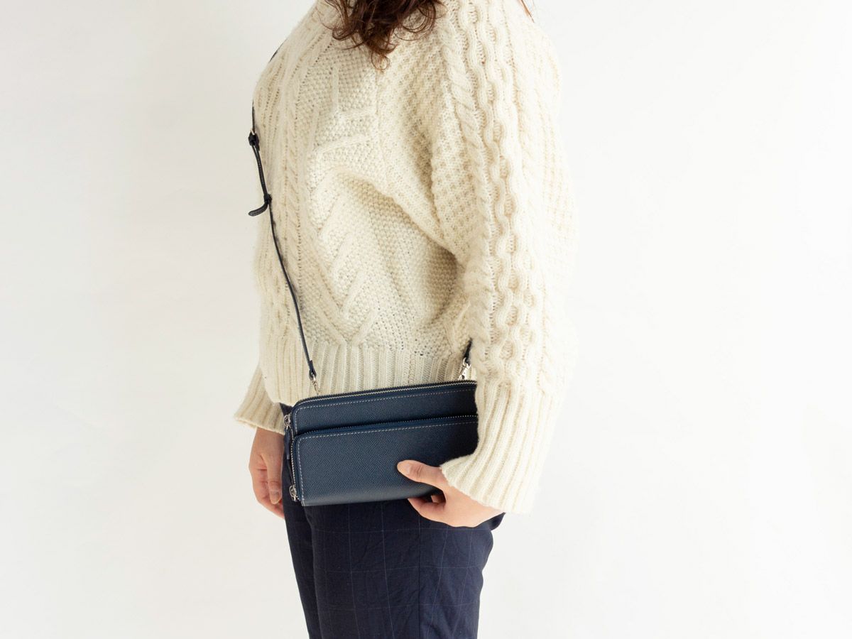 エンボス　マルチウォレット(ショルダーストラップ付き)