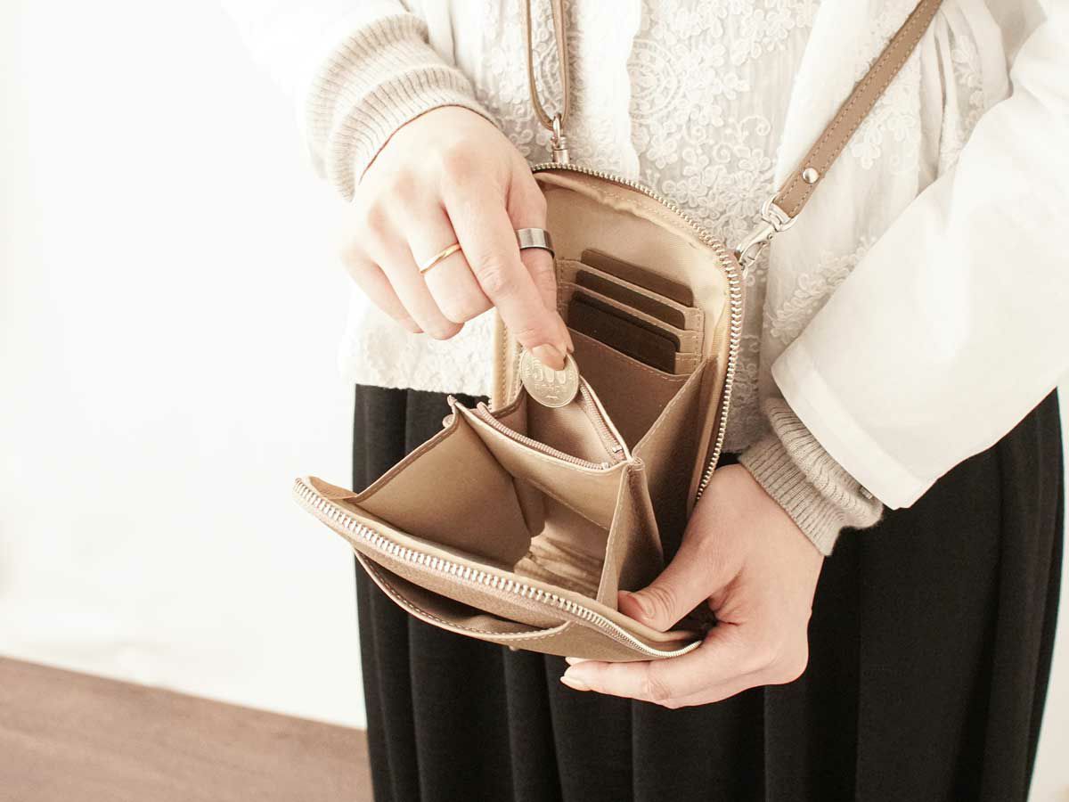 ボルセッタ　スマホショルダーウォレット