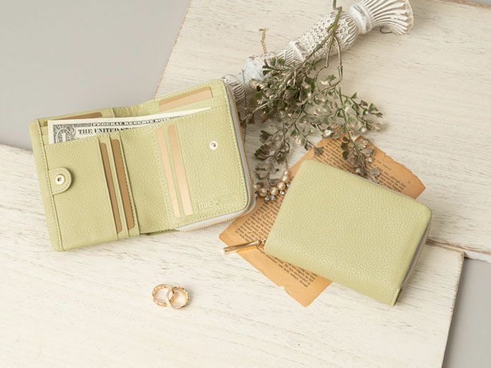 ラフィネ　ラウンドファスナーミドルウォレット｜ピスタチオグリーン