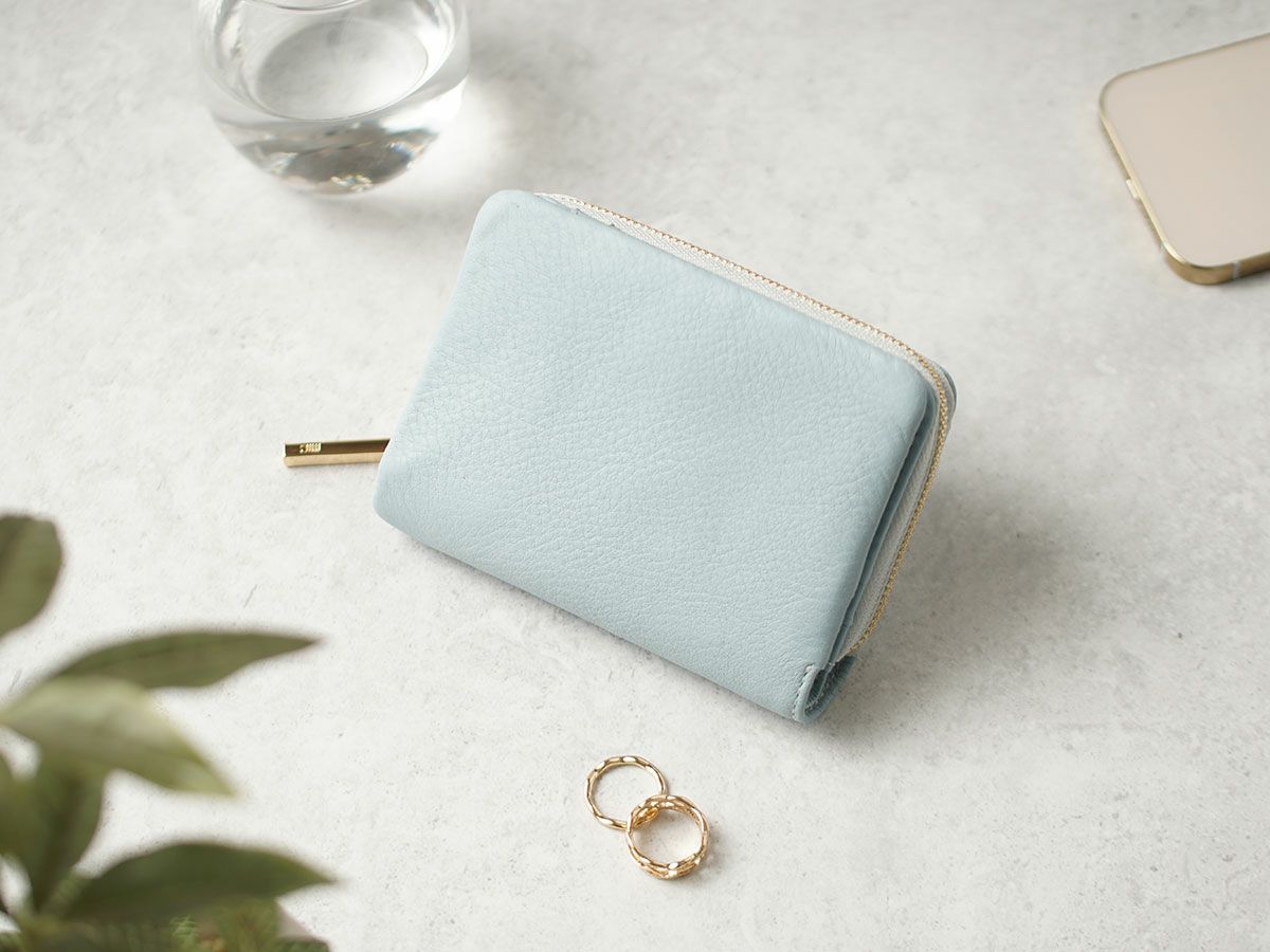 ラフィネ　ラウンドファスナーミドルウォレット｜ペールブルー