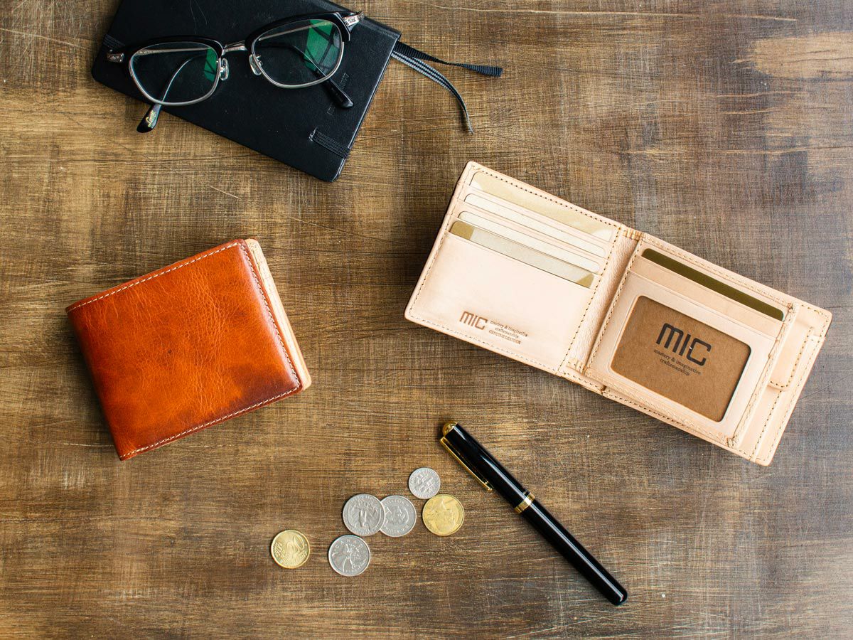 バグッダ　中ベラ付二つ折り財布